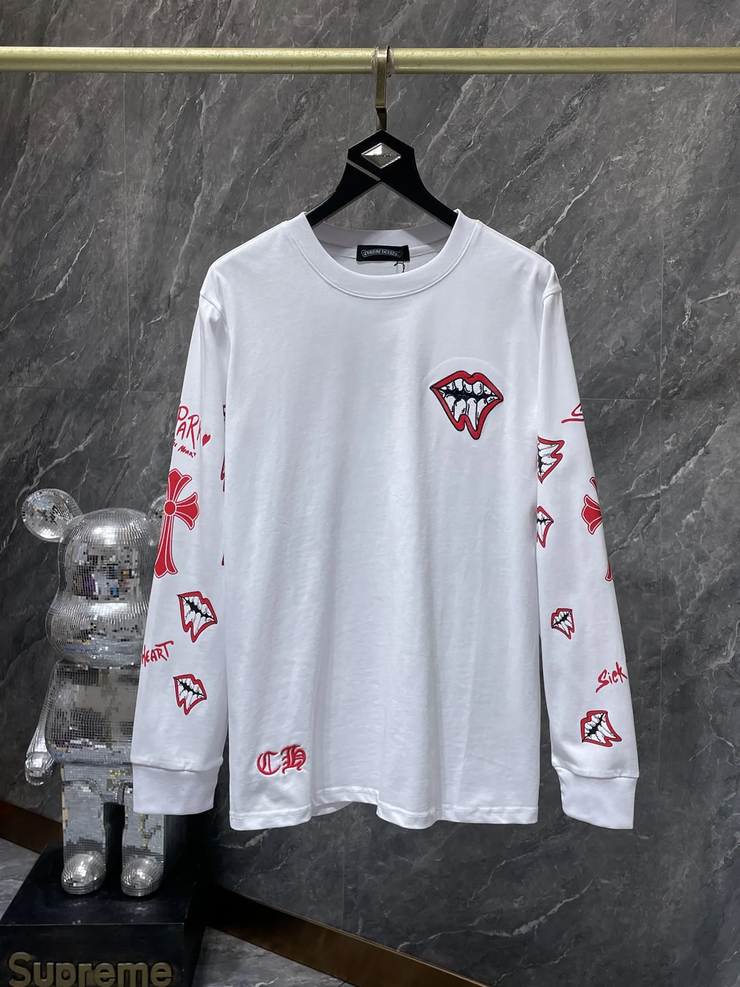 P176 Chrome Hearts🍁Long T Series🍁 Available simultaneously at counters❤️Fully upgraded fabrics! ! Crow MattyBoy red lip cross-stitch embroidery leather long-sleeved T. Re-engraved version 1:1 high weight original fabric 🌈Recommended colors: black white 🌈 Size: S, M, L, XL